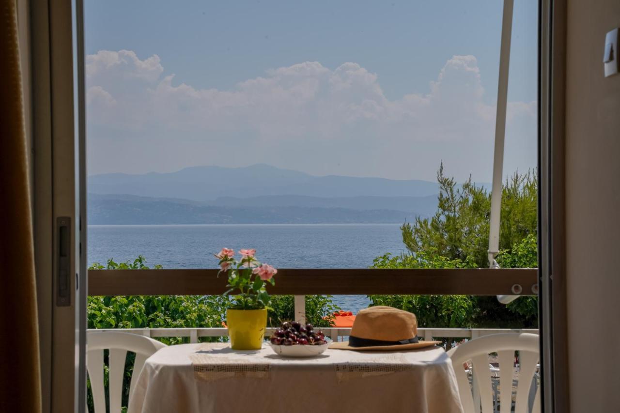 Akrogiali Beach Rooms Amarynthos Eksteriør billede