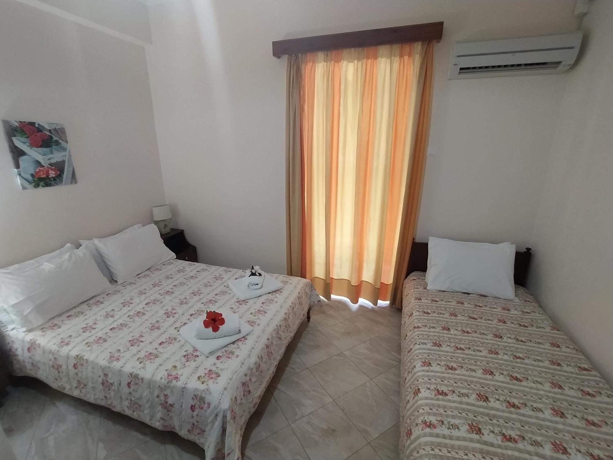 Akrogiali Beach Rooms Amarynthos Eksteriør billede
