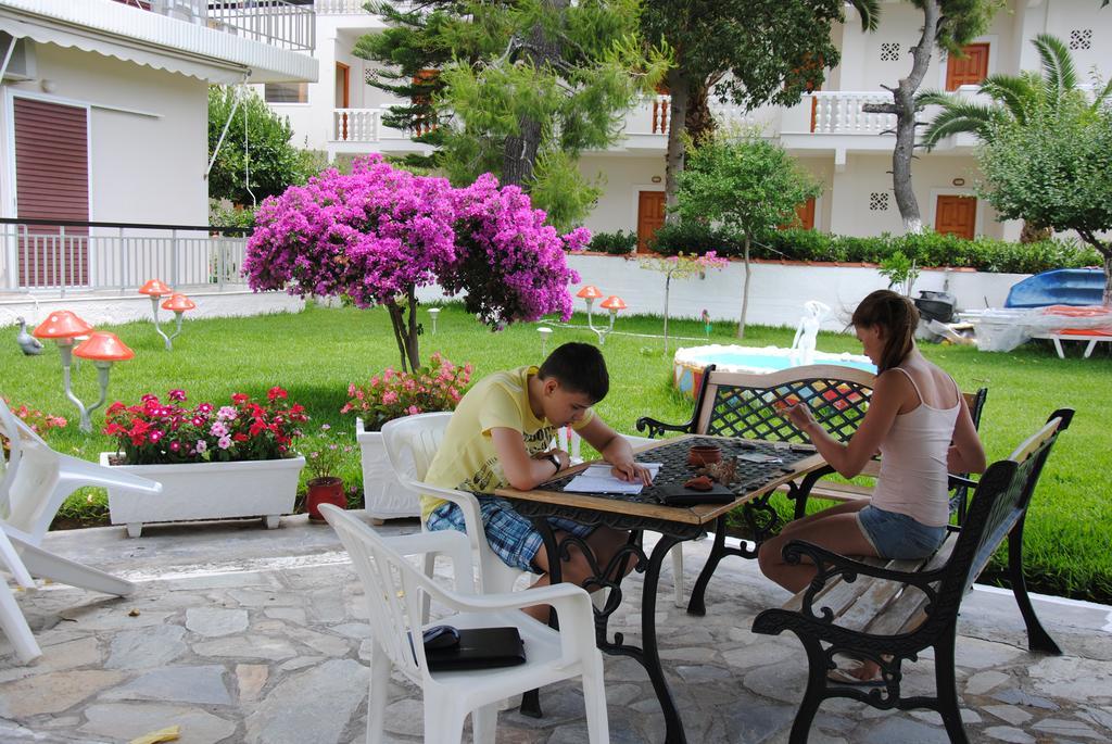 Akrogiali Beach Rooms Amarynthos Eksteriør billede