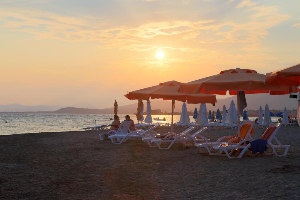 Akrogiali Beach Rooms Amarynthos Eksteriør billede
